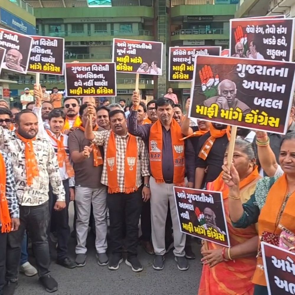 કોંગ્રેસ અધ્યક્ષના નિવેદન સામે ભાજપનો ઉગ્ર વિરોધ:સુરેન્દ્રનગરમાં ધરણાં, મહિલા મોરચાએ કોંગ્રેસ અધ્યક્ષના ફોટાને ચપ્પલ મારી રોષ વ્યક્ત કર્યો