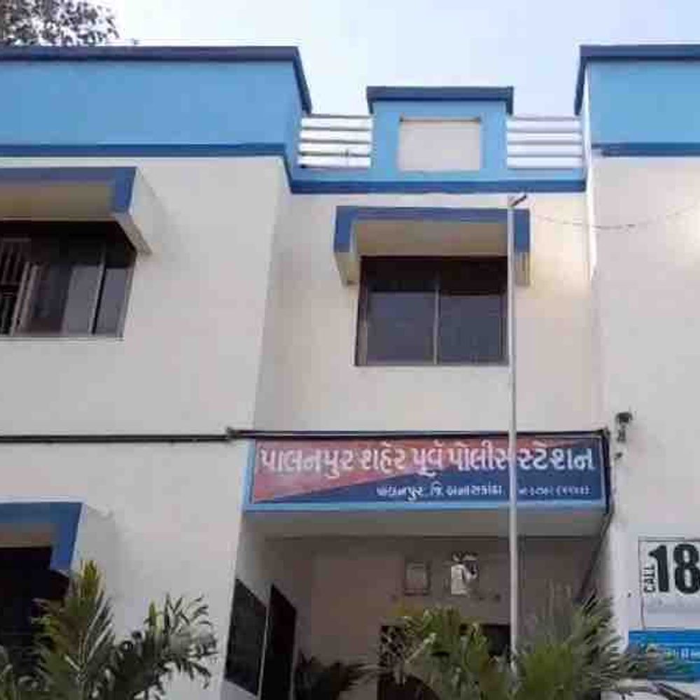 પતિના મિત્રનું કાંડ પરિણીતા પર દુષ્કર્મ, બ્લેકમેલિંગ પછી ધર્મપરિવર્તન:તાંત્રિક વિધિના બહાને દુષ્કર્મ, નગ્ન તસવીરથી બ્લેકમેલિંગ કરી 5 શખસનો રેપ, હનીટ્રેપનું દબાણ, ગર્ભવતી બનતાં તરછોડી