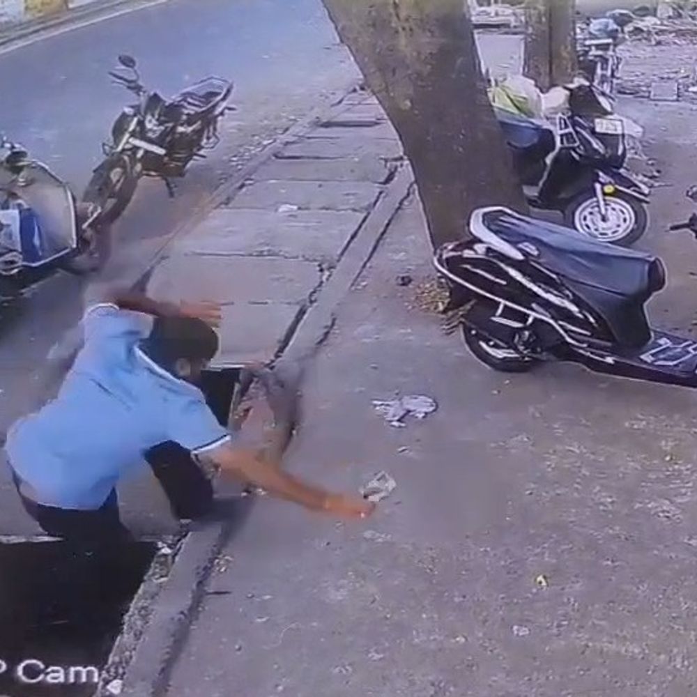 પારડી હાઇવે પાસે ગટરનું ઢાંકણું તૂટ્યું; વેપારી ડ્રેનેજમાં ખાબક્યા:ફોન પર વાતચીતમાં મગ્ન હતા તે વખતે દુર્ઘટના સર્જાઈ; લોકોએ મહામુસીબતે બહાર કાઢી હોસ્પિટલ પહોંચાડ્યા