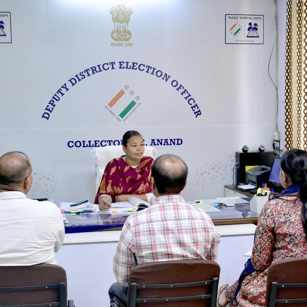 શાંતિપૂર્ણ અને નિષ્પક્ષ મતદાન માટે જિલ્લા ચૂંટણીતંત્ર સુસજ્જ:આણંદ કલેક્ટર કચેરીમાં ચૂંટણી શાખા રાઉન્ડ ધ ક્લોક કાર્યરત