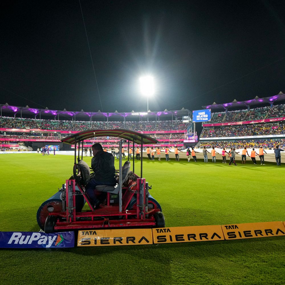 IPLમાં RR vs MI: મુંબઈએ ટૉસ જીતીને બોલિંગ લીધી:11-11 ઓવરની મેચ રમાશે, કવર્સ હટાવાયા, ખેલાડીઓ મેદાન પર વોર્મ-અપ કરી રહ્યા છે