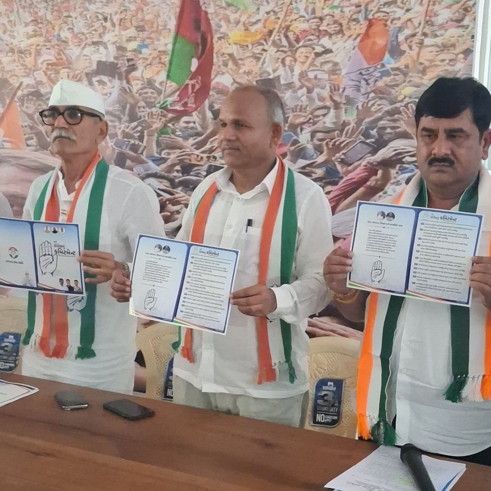 કોંગ્રેસે વાપીમાં 'જનતાનો મેનિફેસ્ટો' જાહેર કર્યો:લોકોના સૂચનોથી તૈયાર, પ્રશ્નોના નિકાલનું વચન; AAPના કાર્યકર કેતન પટેલ કોંગ્રેસમાં જોડાયા