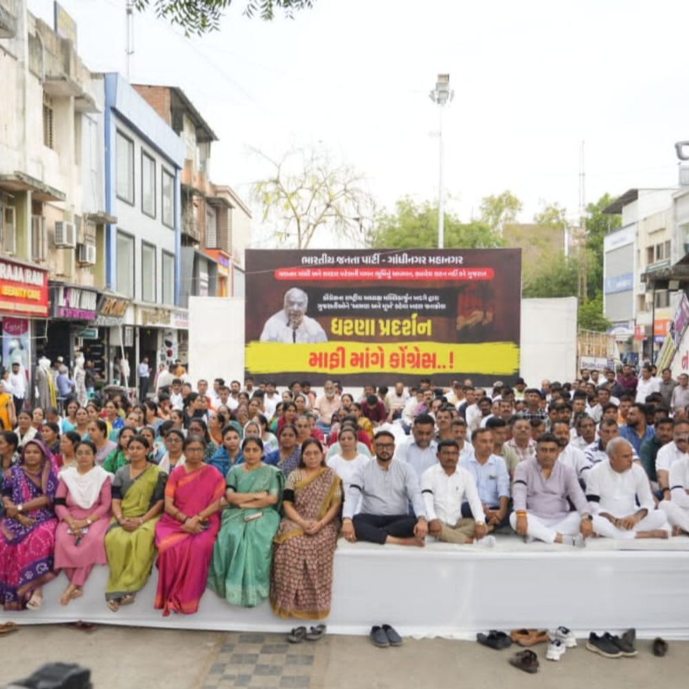 ખડગેના નિવેદન સામે ભાજપ આક્રમક:મૌન ધરણા યોજી ઉગ્ર વિરોધ વ્યક્ત કર્યો, ધારાસભ્યનો કટાક્ષ-રાહુલ ગાંધીને શાક કિલોમાં આવે કે લિટરમાં તેની પણ ખબર નથી