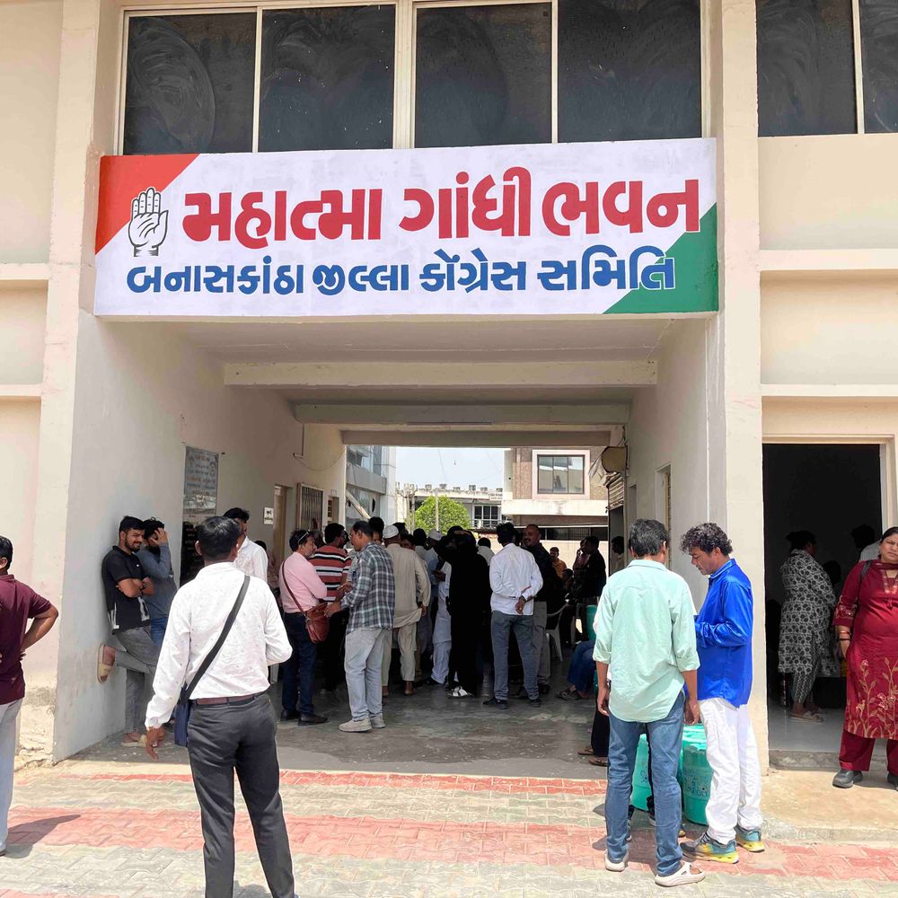 પાલનપુરમાં કોંગ્રેસની નગરપાલિકા ચૂંટણી માટે સેન્સ પ્રક્રિયા શરૂ:શહેરના પ્રભારી સમક્ષ મોટી સંખ્યામાં કાર્યકરોએ દાવેદારી નોંધાવી, પસંદગીનો ક્રાઈટેરિયા વફાદારી