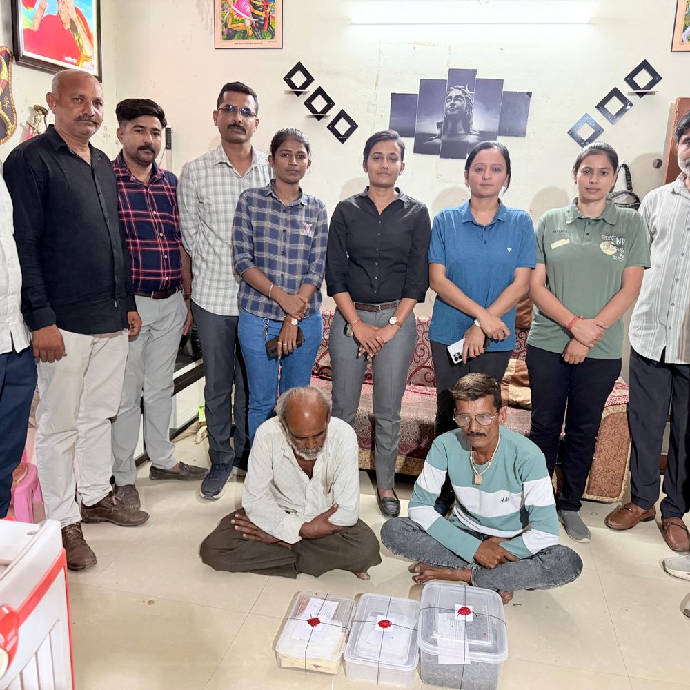 બોટાદ SOGએ હડદડમાંથી 1 કિલો ગાંજો ઝડપ્યો:રહેણાંક મકાનમાંથી ગાંજો ઝડપાયો, વેચનાર-ખરીદનારની ધરપકડ