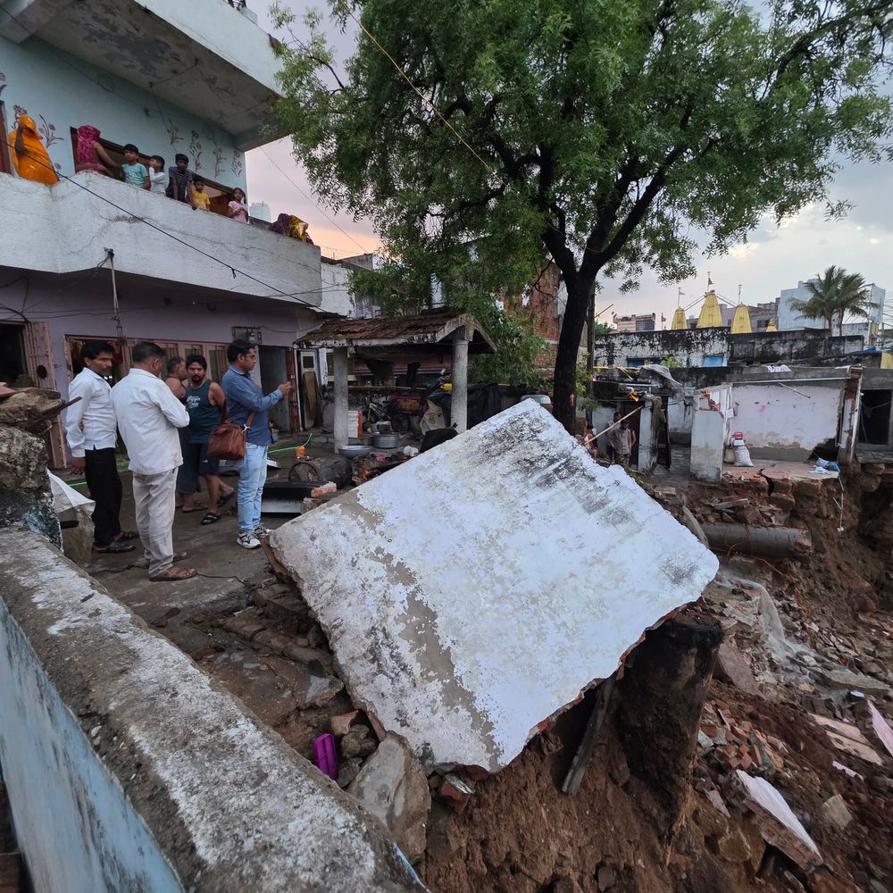 હિંમતનગર: હાથમતી નદી કિનારે 5 ઓરડીઓ ધરાશાયી:કમોસમી વરસાદથી માટી ધોવાતા મકાનો પડ્યા