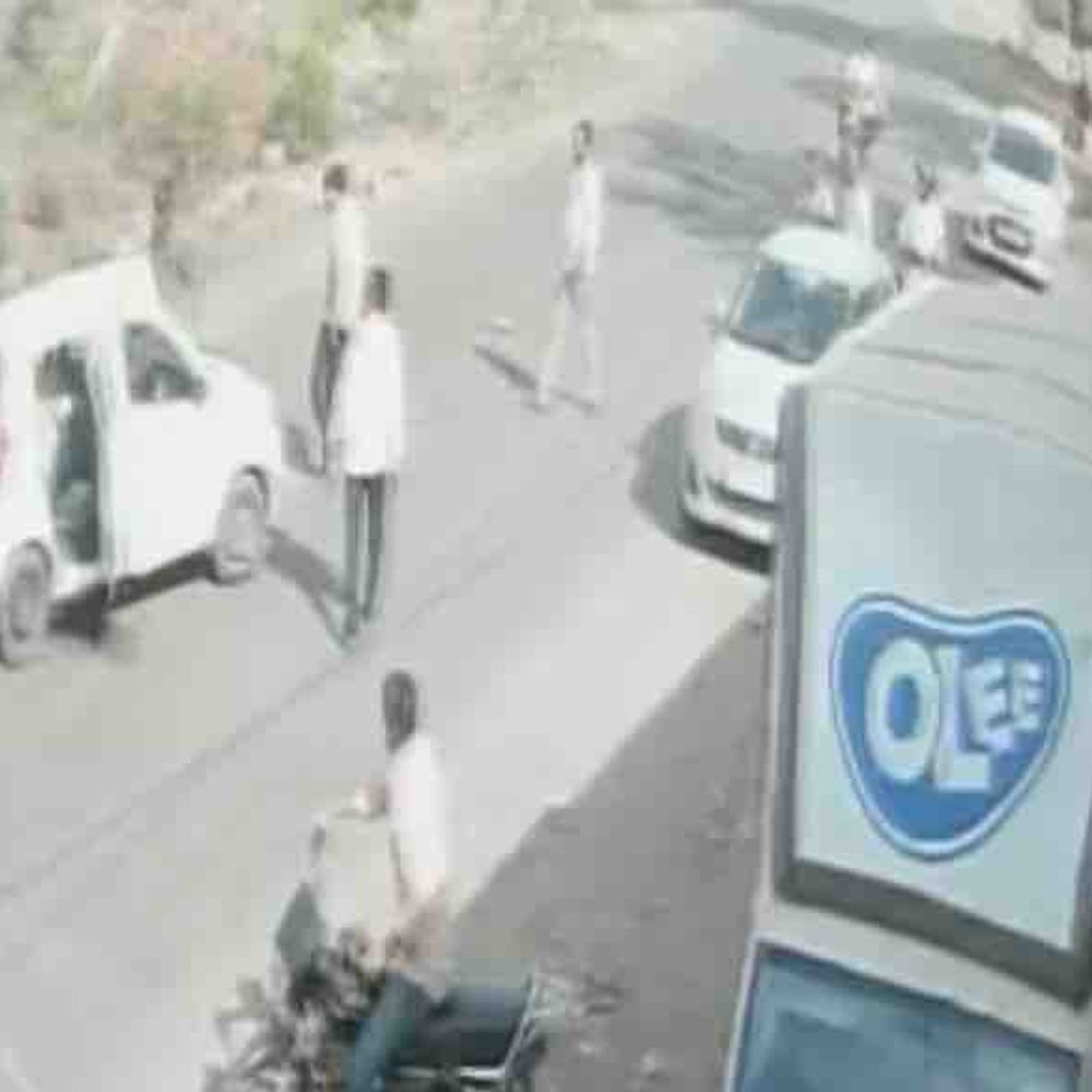 ધારી રોડ પર કાર પલટી, એક યુવાનનું કરુણ મોત:સ્ટીયરિંગ પરનો કાબૂ ગુમાવતાં અલ્ટો એક પછી એક ત્રણવાર ગુલાટી ખાઇને પડી, ચાલકનું સારવાર દરમિયાન મોત, બેનો આબાદ બચાવ