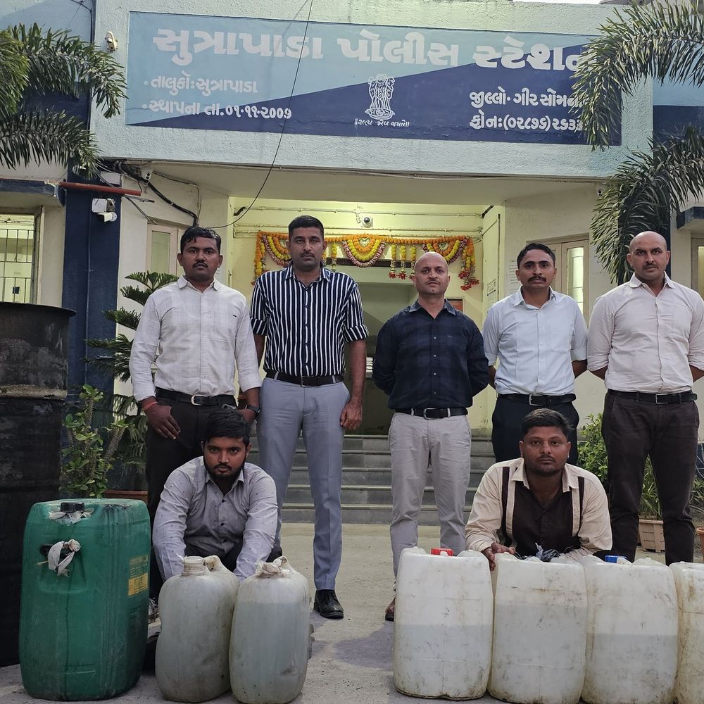 ગીર સોમનાથમાં રેન્જ IG ની સ્ટ્રાઈકિંગ ફોર્સનો સપાટો:સુત્રાપાડામાં દેશી દારૂની ભઠ્ઠીઓ પર દરોડા; 1 લાખથી વધુનો મુદ્દામાલ ઝડપાયો, બે બુટલેગર ધરપકડ, બે ફરાર