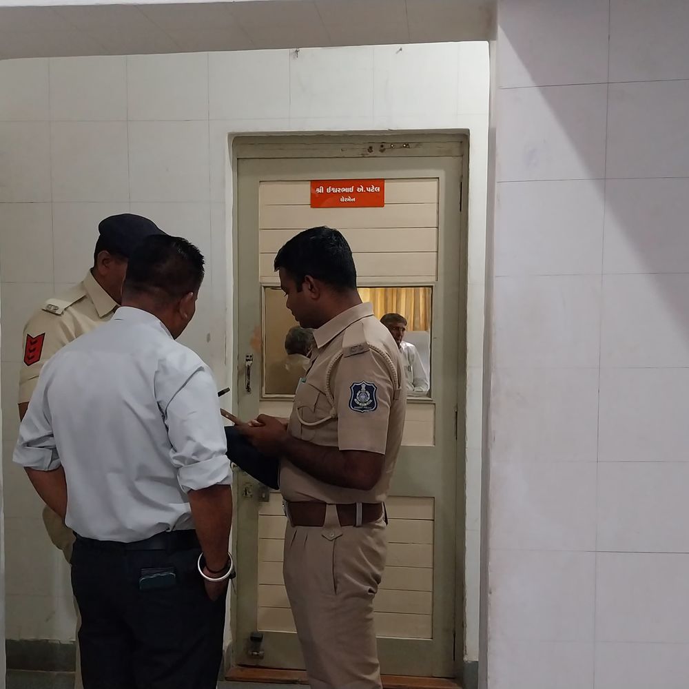 થરા APMCમાં લાયસન્સ રિન્યૂ મુદ્દે વેપારી અને ચેરમેન વચ્ચે વિવાદ, પોલીસે મામલો શાંત પાડ્યો.