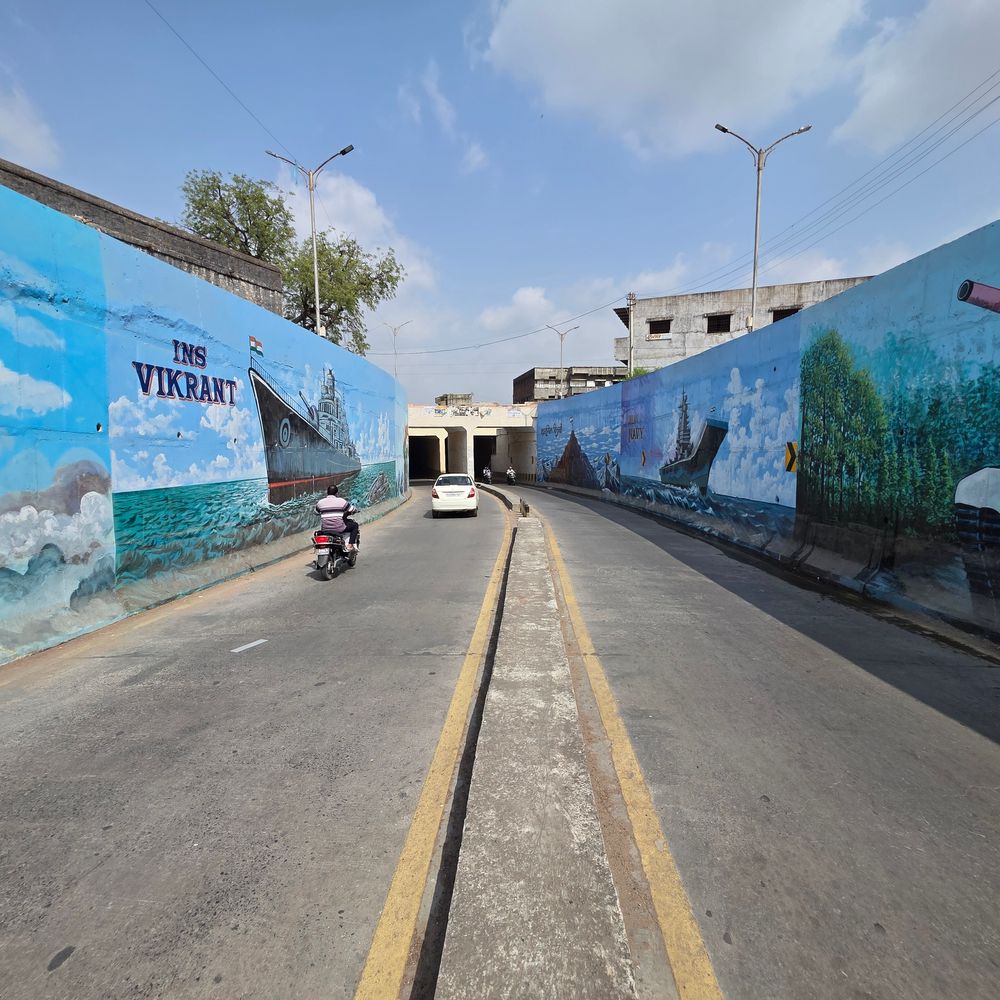 હિંમતનગર અંડરપાસમાં શહીદોના ચિત્રો પર ગટરનું પાણી:પાલિકાના 20 લાખના ખર્ચે બનેલા ચિત્રોની દુર્દશા