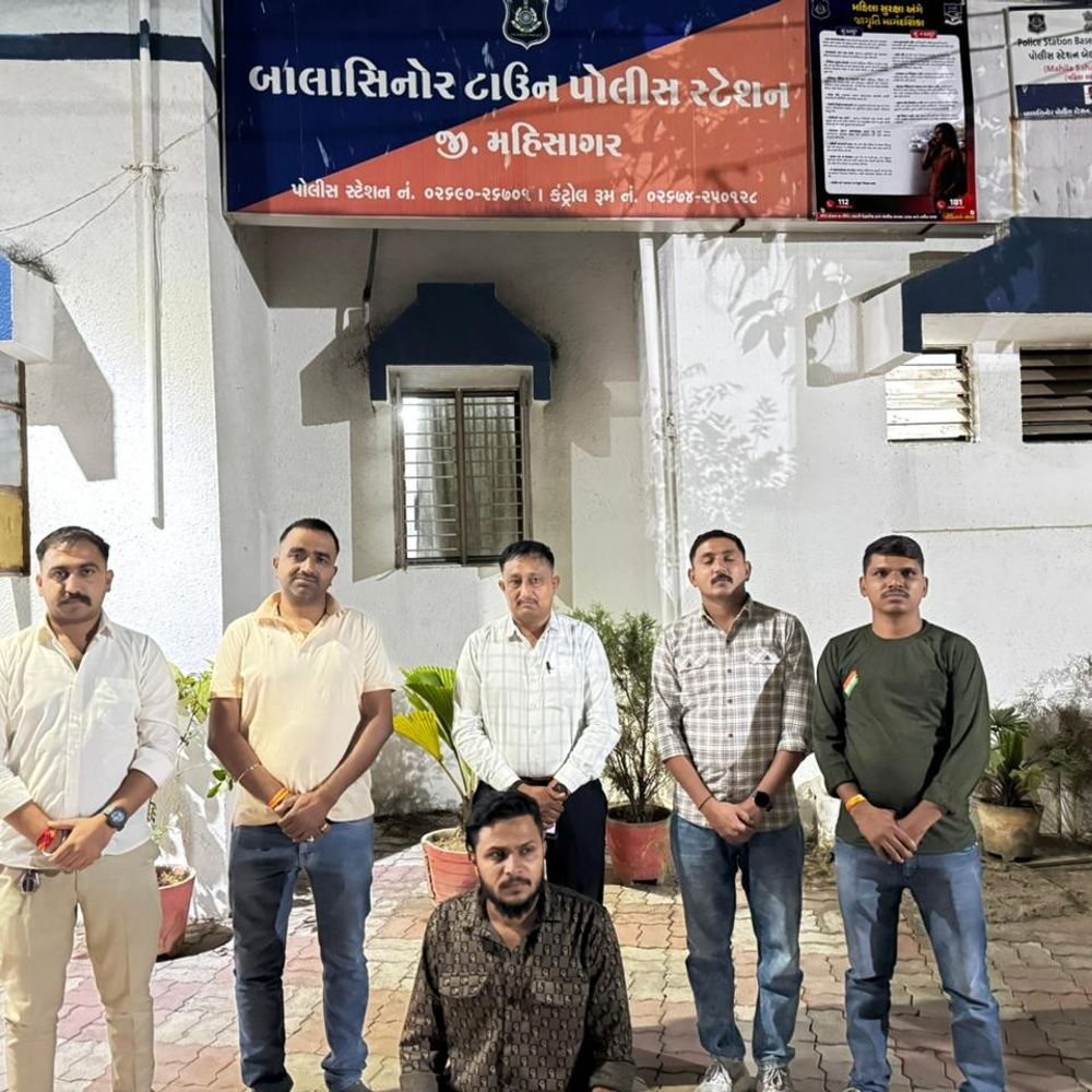 બાલાસિનોર ગુનાનો ફરાર આરોપી અમદાવાદથી ઝડપાયો:મહીસાગર SOG ટીમે ટેકનિકલ સર્વેલન્સથી દબોચ્યો