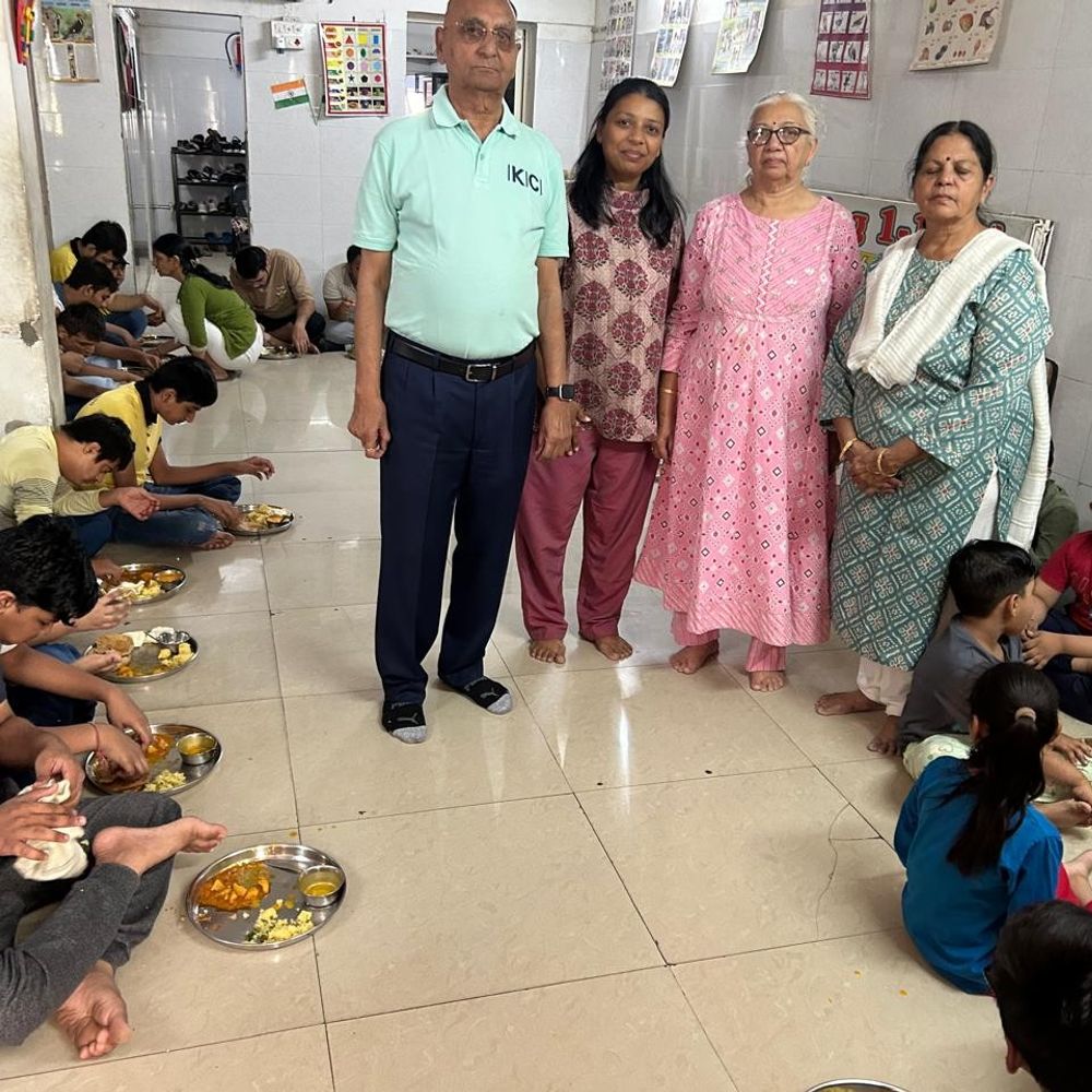 રાહી ફાઉન્ડેશને મનોદિવ્યાંગ બાળકોને ભોજન કરાવ્યું:સ્મિત ચાઇલ્ડ સ્કૂલના 50 બાળકોને કેરીનો રસ, પૂરી સહિતનું ભોજન