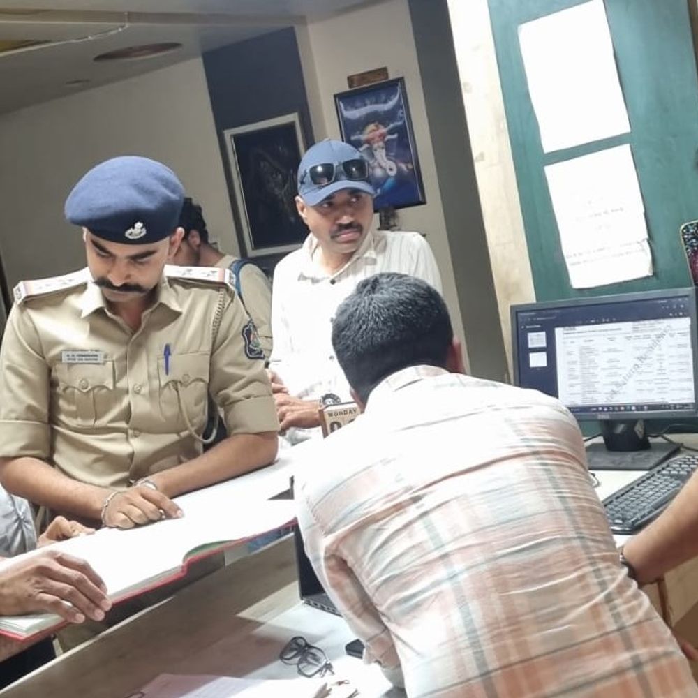 સુરેન્દ્રનગરની હોટલોમાં પોલીસની તપાસ:નિયમોના ભંગ બદલ કાર્યવાહી, સગીરોને રૂમ ન આપવા સૂચના; બે સંચાલકો સામે ગુનો