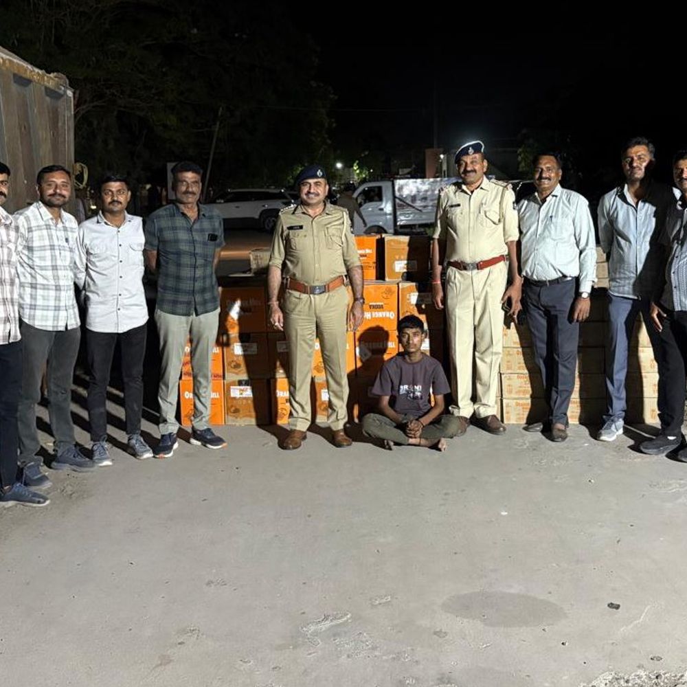 મોરબીમાં ત્રણ વાહનમાંથી 9924 દારૂની બોટલ જપ્ત:57.43 લાખનો મુદ્દામાલ કબજે, એક આરોપી ઝડપાયો, પાંચની શોધખોળ