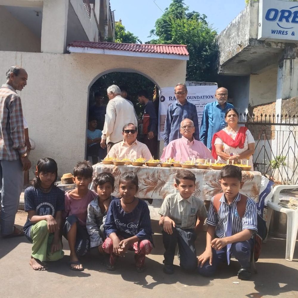 રાહી ફાઉન્ડેશન દ્વારા ગોમતીપુરમાં ખીચડી-છાશ વિતરણ:800થી વધુ શ્રમજીવી પરિવારોને 221મા પ્રોજેક્ટનો લાભ મળ્યો