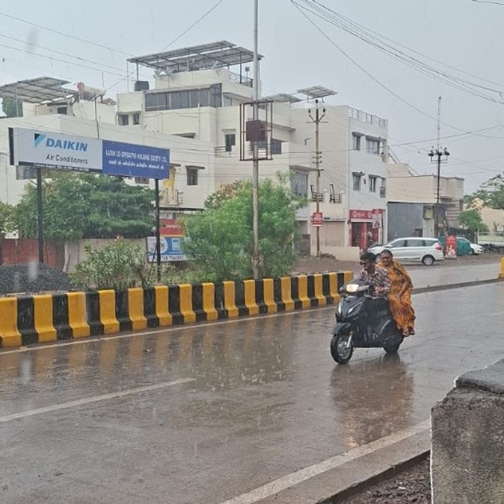 ભર ઉનાળે ભાવનગર પંથકમાં વરસાદ:બપોર બાદ વાતાવરણમાં પલટો આવતા પવન સાથે ઝરમર વરસાદ; કેરીના પાકને નુકસાન થવાની ભીતિ