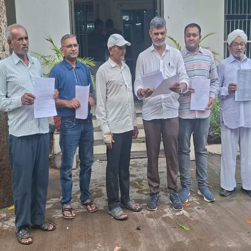 ભાવનગરમાં ભૂમાફિયાનો આતંક, ખેડૂતો SPને રજૂઆત માટે દોડી આવ્યા:ખેડૂતોની જમીન પચાવી પાડતા 'બબૂચકો'ની 'ટાંટિયાતોડ સર્વિસ'ની માંગ