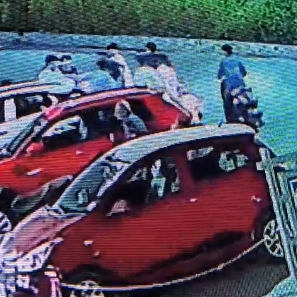 જાહેર રોડ પર બે જૂથ વચ્ચે ધિંગાણુ, CCTV:મોપેડ પર ત્રાટકેલા 6 શખસે ચપ્પુ-લાકડાના ફટકા મારી બે ભાઈને અધમૂઆ કર્યા; 1 મિનિટ સુધી રાંદેરમાં રોડને બાનમાં લીધો