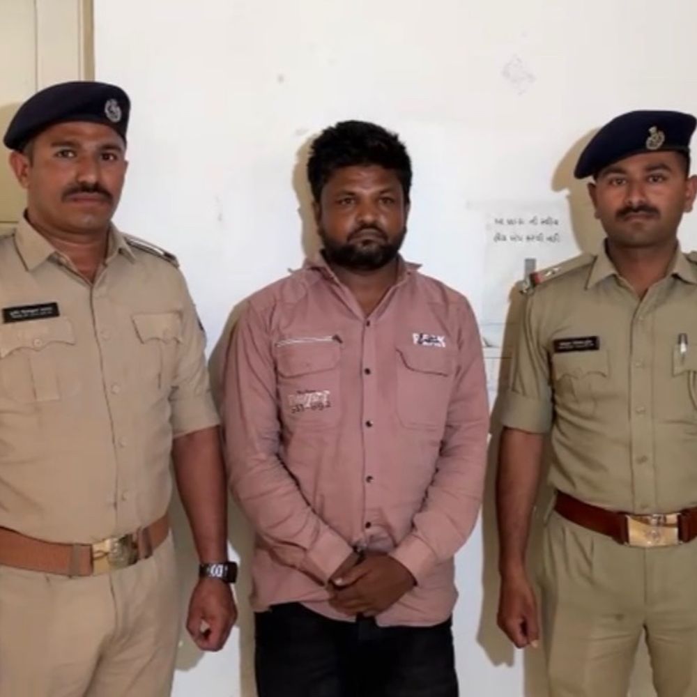 જસદણના ડોક્ટરે આર્થિક ભીંસમાં દારૂની હેરાફેરી શરૂ કરી:ચેકપોસ્ટ પર પોલીસ ચેકીંગ જોઈ 100ની ઝડપે દેશી દારૂ ભરેલી કાર ભગાવી, બે બાઈક ચાલકને અડફેટે લેતા એકનું મોત