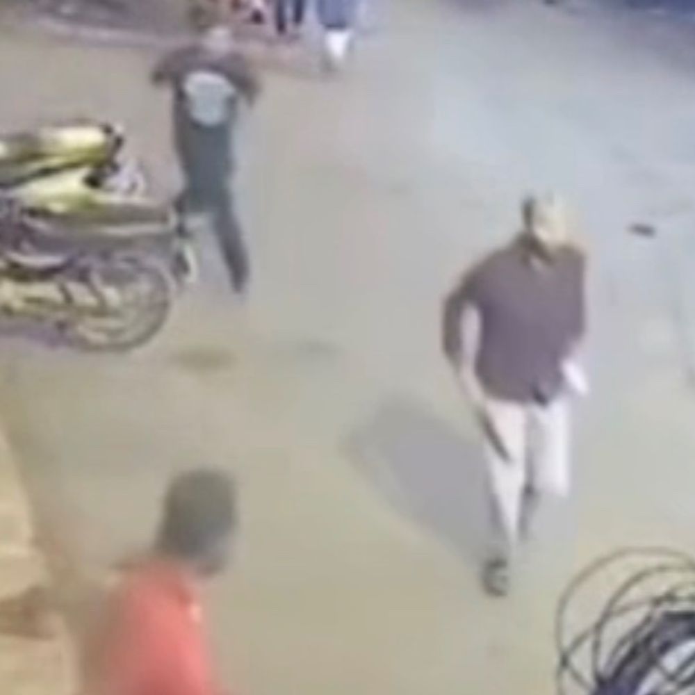 આ જ હતો…મારો આને… કહી હુમલો કર્યો:વડોદરામાં ફરી કુખ્યાત ‘બિચ્છુ ગેંગ’ સક્રિય થઈ હોય તેવા દ્રશ્યો સામે આવ્યા, આરોપી જાહેરમાં હથિયાર લઈ દોડતો સીસીટીવીના કેદ થયો, ચાર સામે ફરિયાદ