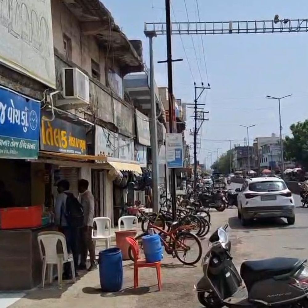 'ઠંડુ પીણું પીવા ઉભો રહ્યો ને 1.70 લાખ ચોરાયા':કેશોદમાં બેંકમાંથી રૂ. 1.70 લાખ ઉપાડી ઠંડું પીવા ઉભેલા યુવકની નજર ચૂકવી ત્રણ ગઠિયાઓ રૂપિયા લઈ થયા રફુચક્કર, પોલીસે CCTVના આધારે તપાસ તેજ કરી