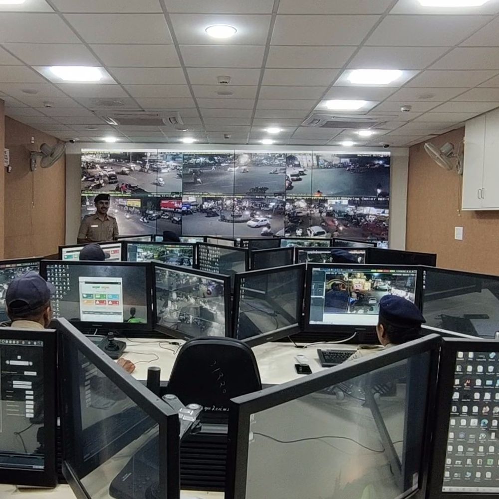 'તેરા તુજકો અર્પણ':​નેત્રમ શાખાના CCTVની મદદથી ગણતરીની કલાકોમાં 9 અરજદારોના રોકડ, મોબાઈલ અને કિંમતી સામાન મળી કુલ 1.72 લાખનો મુદામાલ મૂળ માલિકોને સોંપાયો