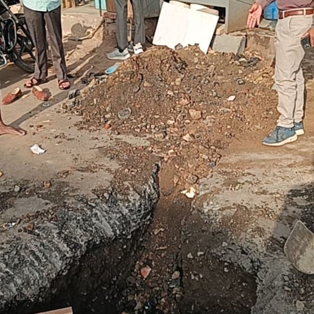 કોન્ટ્રાક્ટર સામે કાર્યવાહીની SOP બનશે:ગોતા વિસ્તારમાં ચાની દુકાનવાળાએ નવો રોડ ખોદીને તોડી નાખતાં AMCએ 1 લાખનો દંડ ફટકાર્યો