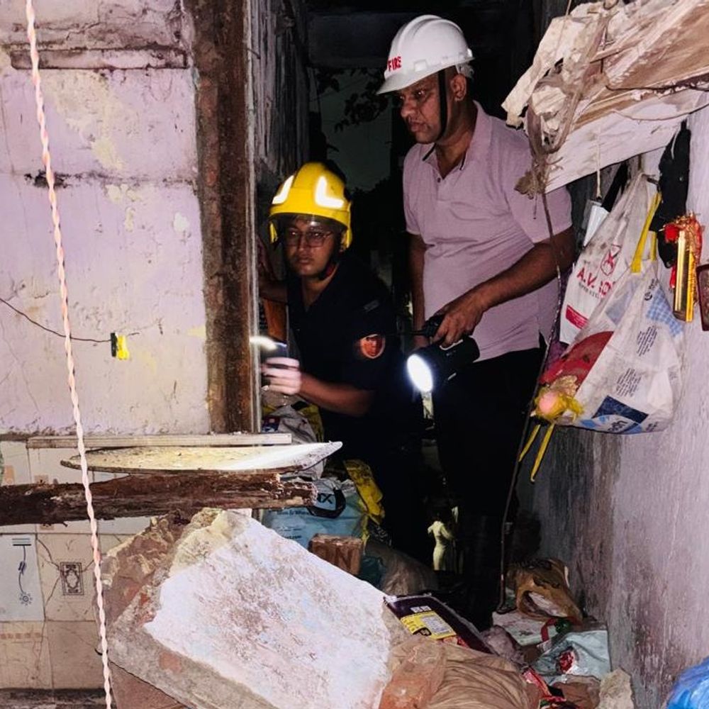 કાટમાળમાં ફસાયેલા વૃદ્ધાનું રેસ્ક્યૂ, VIDEO:ફાયર જવાને પહેલા માળેથી ખભે ઉચકીને નીચે ઉતાર્યાં, કોટના વરિયાવી બજારમાં વહેલી સવારે જર્જરિત મકાનનો સ્લેબ અને દીવાલ ધરાશાયી