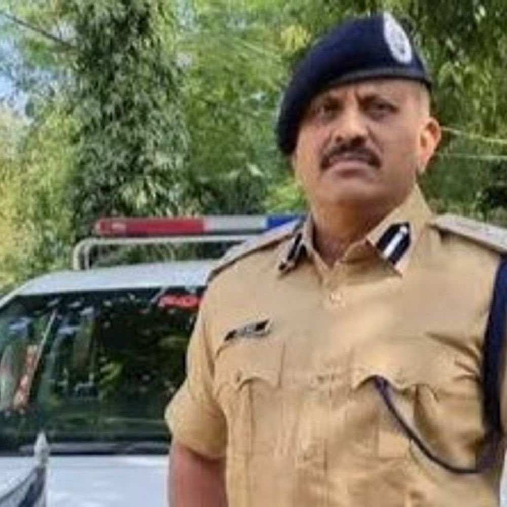 IPS મનોજ નિનામાએ સ્વૈચ્છિક નિવૃતિ લીધી:હવે રાજકારણમાં એન્ટ્રી, શું ભાજપમાંથી જિલ્લા પંચાયતની ચૂંટણી લડશે!