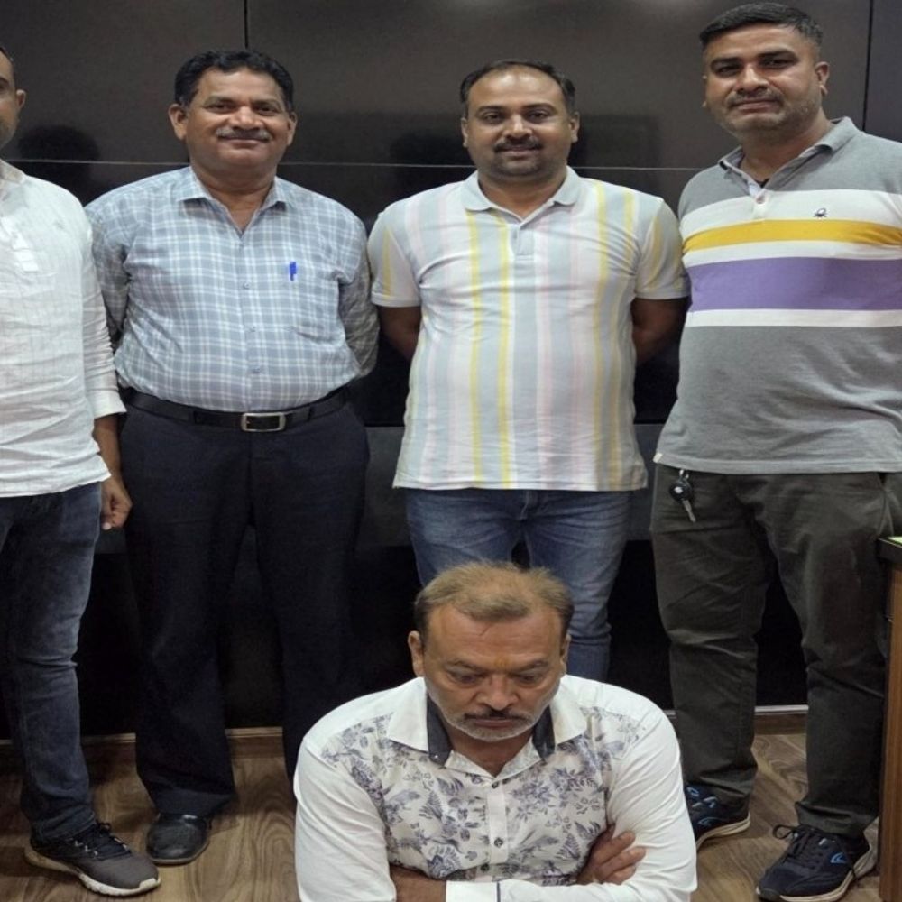 IPL ક્રિકેટ મેચ પર ઓનલાઇન સટ્ટો રમાડતો શખ્સ ઝડપાયો:BMC કચેરી સામે ઉભો હતો ને પોલીસે દબોચ્યો, પેરોલ ફર્લોની ટીમે મોબાઈલ કબ્જે કરીને 6 શખ્સો સામે ગુનો નોંધાવ્યો