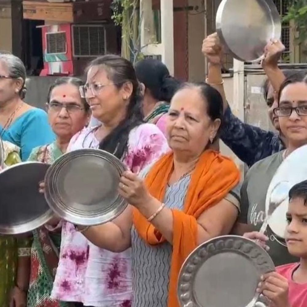 વોર્ડ 12માં ગંદા પાણી મુદ્દે સ્થાનિકોનો હોબાળો:રાજકોટમાં કોંગ્રેસે શાસકોની નિષ્ફળતા ગણાવી વિરોધ કર્યો, ભાજપનાં પૂર્વ મેયરે ઉંદરોને જવાબદાર ગણાવ્યા