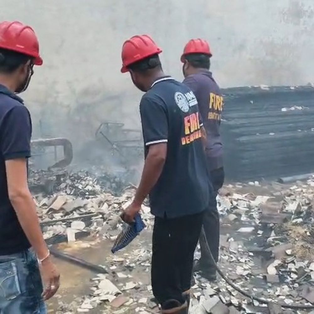 નવસારીના કબીલપોર GIDCમાં વહેલી સવારે આગ:લાકડાના બોક્સ બનાવતી કંપનીમાં શોર્ટ સર્કિટથી લાખોનું નુકસાન