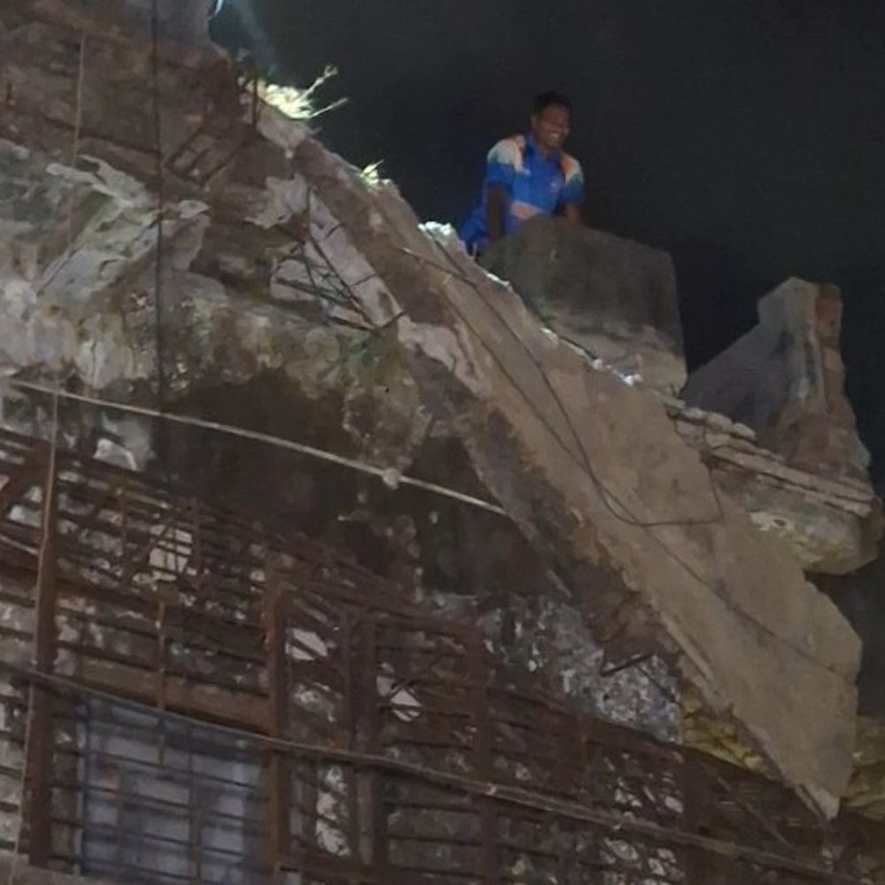 વલસાડ નગરપાલિકાના Indira Gandhi Shopping Centerનો સ્લેબ તૂટ્યો.