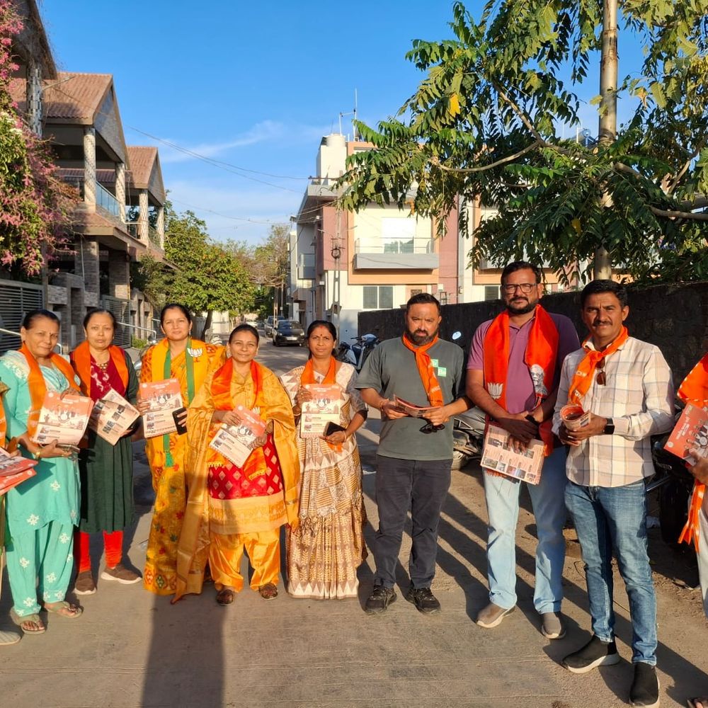 ભાજપ સ્થાપના દિવસે 'ઘર-ઘર સંપર્ક અભિયાન':સુરેન્દ્રનગરના વોર્ડ 4 અને 7 માં પત્રિકા વિતરણ, લોકસંપર્ક