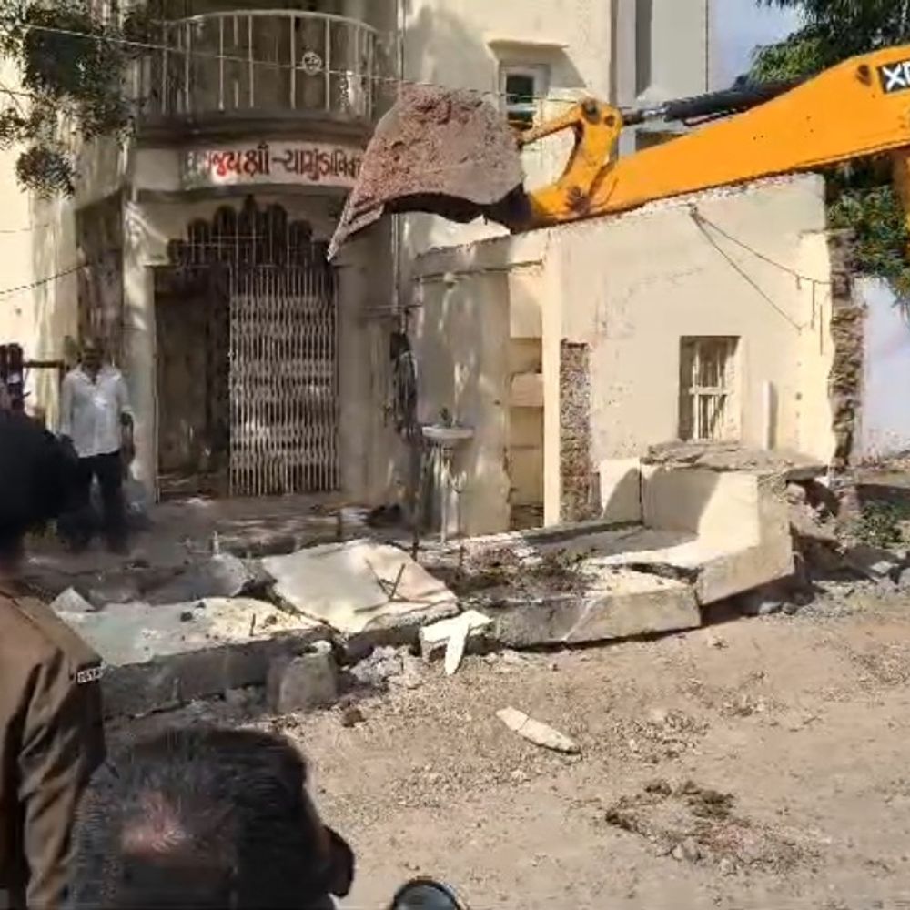 મોરબીમાં રોડના કામમાં નડતરરૂપ દબાણો દૂર કરાયા:ઉમિયા સર્કલથી દલવાડી સર્કલ વચ્ચે મહાપાલિકાનું બુલડોઝર ફર્યું