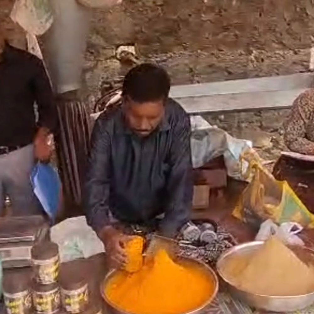 સુરેન્દ્રનગરમાં 12 મસાલા પેઢીઓ પર દરોડા, 45 નમૂના જપ્ત:લાયસન્સ વિનાની પેઢીઓ સામે કડક કાર્યવાહીની ચેતવણી