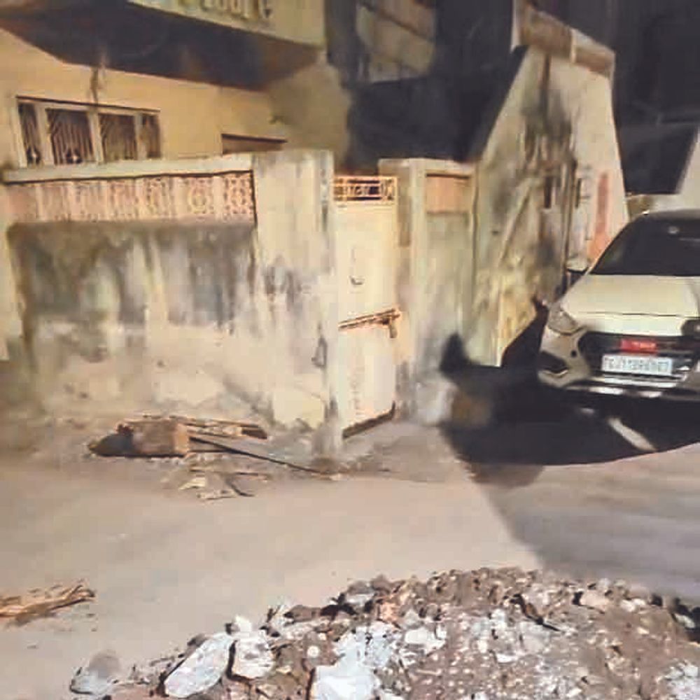 જનતાના પરસેવાની કમાણીના પૈસાનો ધુમાડો:સર્વોદય સોસાયટીમાં ૩૫ લાખના ખર્ચે રોડ બનાવ્યા પછી ગટરની લાઈન તૂટી