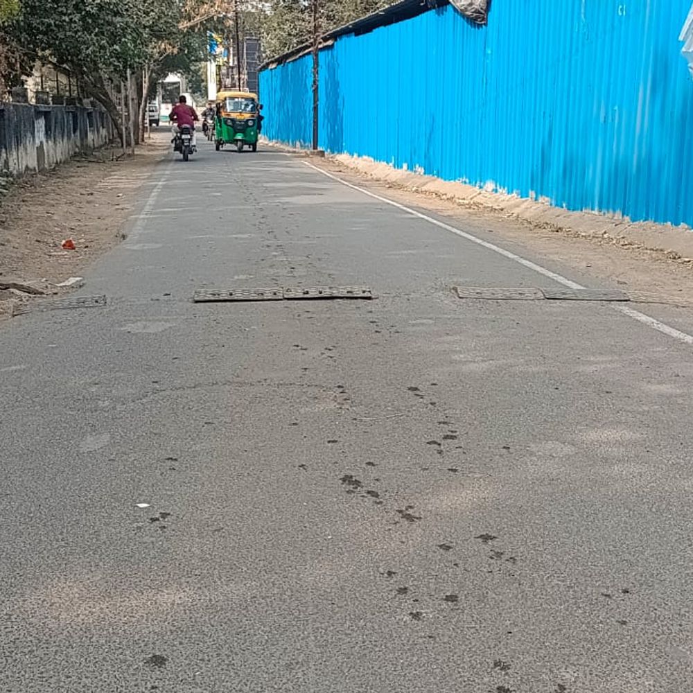 અકસ્માત થવાની ભીતિ:અમરેલી જિલ્લા કલેકટર કચેરી નજીક‎જ પ્લાસ્ટિકના સ્પીડબ્રેકર તોડી પડાયા‎