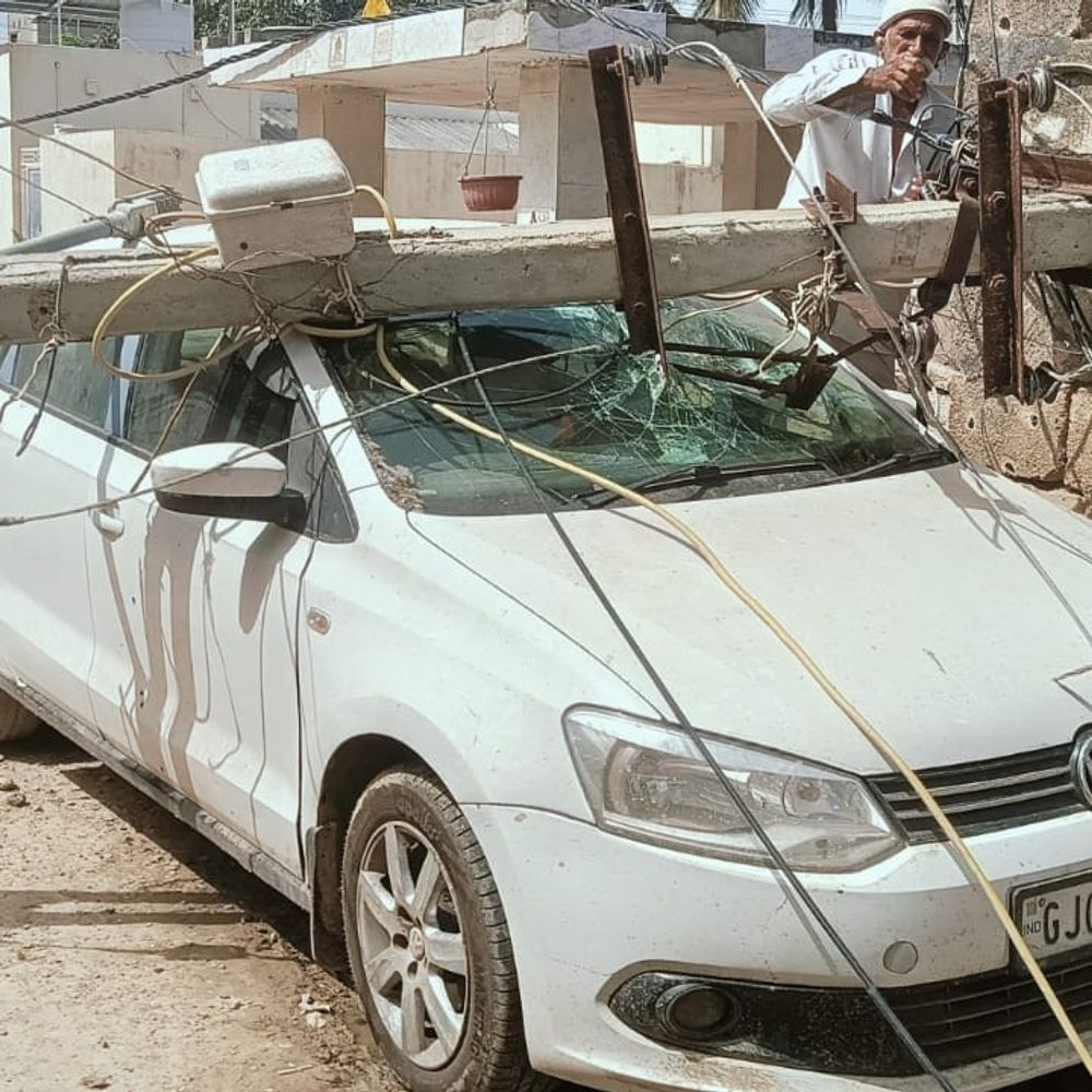 પોરબંદરના ખાપટમાં ચાર વીજપોલ ધરાશાય:12 કલાક વીજ પુરવઠો ખોરવાયો, સમારકામ ચાલુ