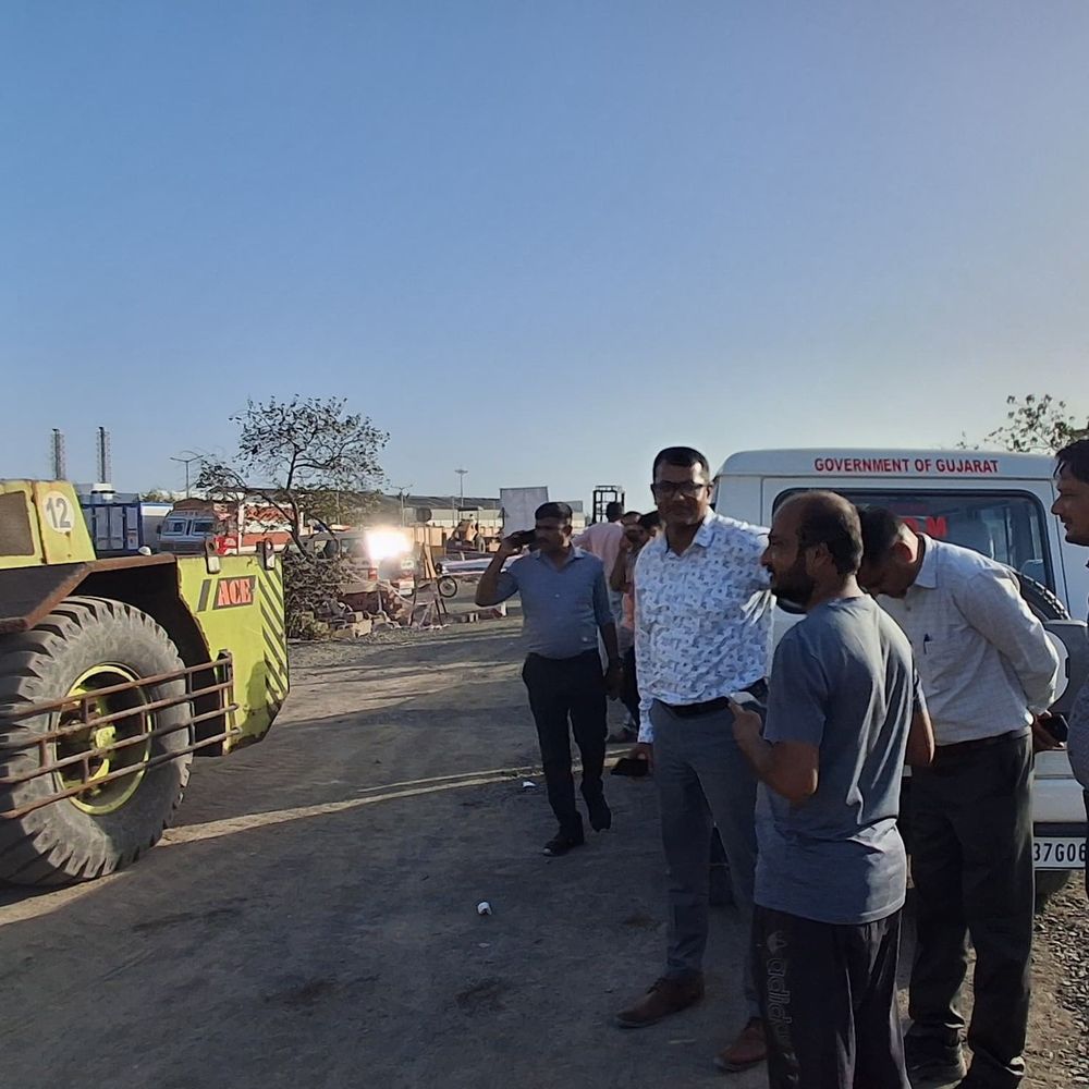 દબાણ હટાવવાની કાર્યવાહી:પોલીસ બંદોબસ્ત સાથે મીઠાપુર ગામે ગેરકાયદે બાંધકામ દૂર કરાયું