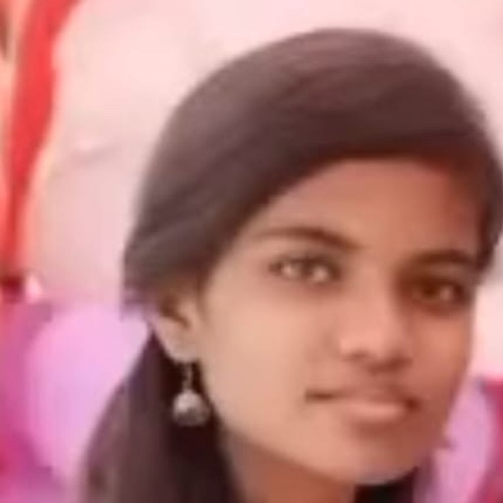 યુવતીએ ટેરેસ પરથી છલાંગ લગાવીને આપઘાત કર્યો:દવા લેવાનું કહેતા અંતિમ પગલું ભર્યાનું પ્રાથમિક તપાસમાં સામે આવ્યું, મૃતદેહને પીએમમાં ખસેડાયો