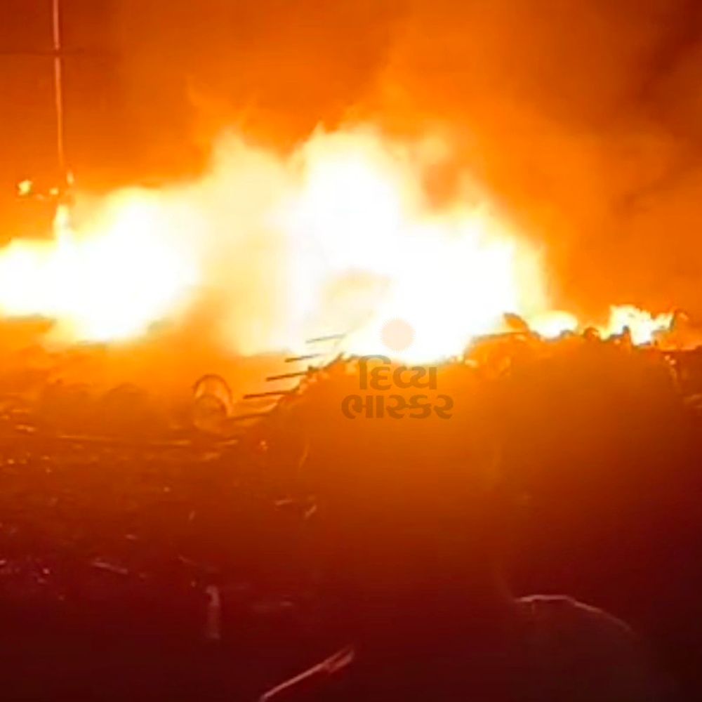 ગોધરાના એ.કે. ટ્રેડર્સના સ્ક્રેપમાં આગ, 2 ફાયર ફાઈટરોએ આગ પર કાબુ મેળવ્યો.