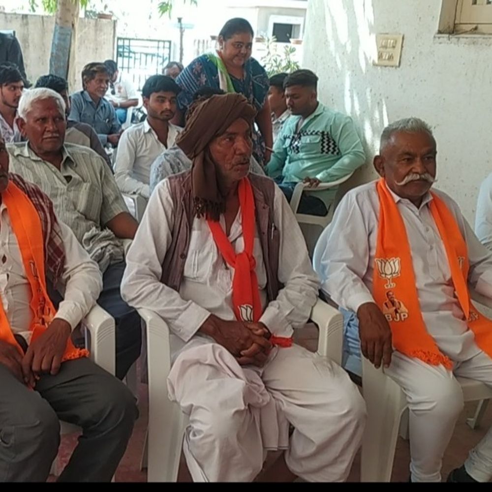 ભાજપના વરિષ્ઠ નેતા 50 સમર્થકો સાથે કોંગ્રેસમાં જોડાયા:સુરેન્દ્રનગર કોંગ્રેસ કાર્યાલય ખાતે પક્ષપલટો, ભાજપમાં ગાબડું