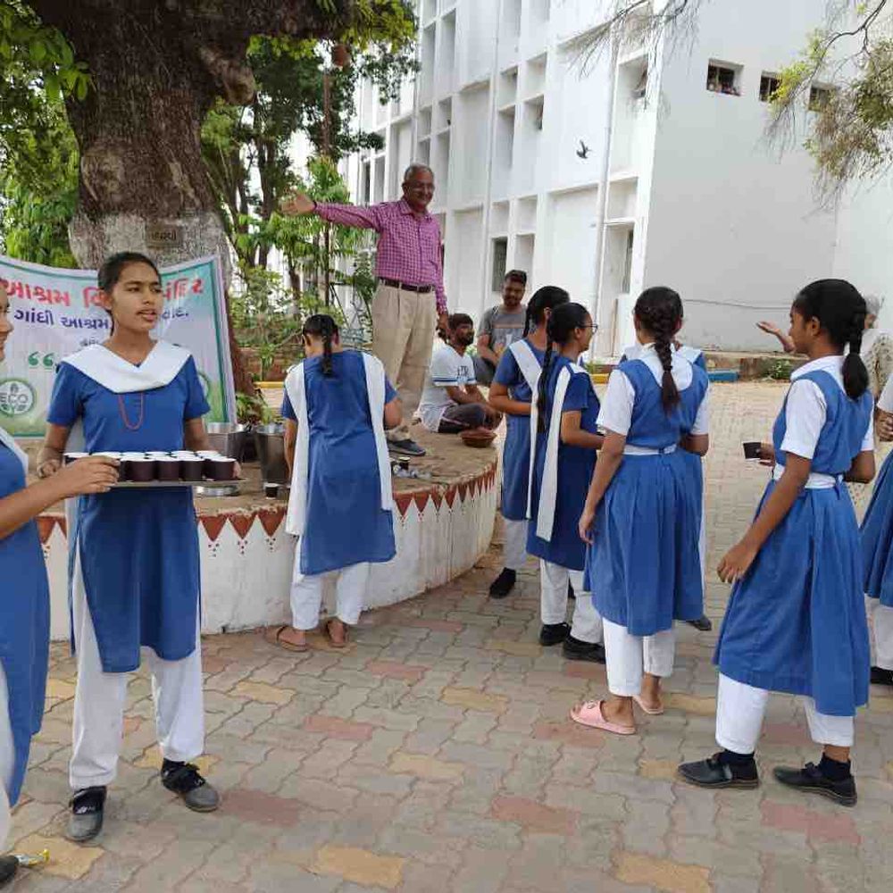 રાંધેજા આશ્રમમાં સ્વાસ્થ્ય જાગૃતિ કાર્યક્રમ:વિદ્યાર્થિનીઓને રોગપ્રતિકારક શક્તિ વધારવા લીમડાનો રસ પીવડાવ્યો