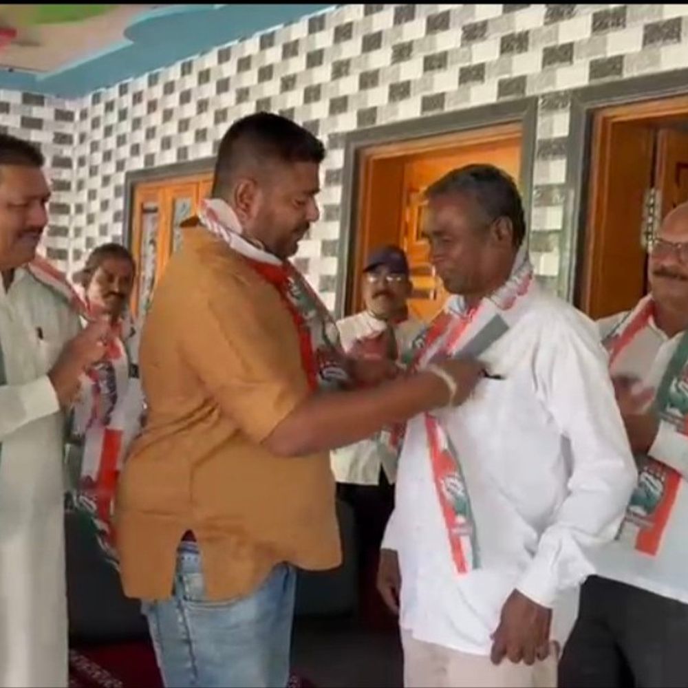 ડાંગમાં ભાજપના પૂર્વ પ્રમુખના પરિવારજનો કોંગ્રેસમાં જોડાયા:40 થી વધુ આગેવાનોના પક્ષપલટાથી રાજકીય ગરમાવો