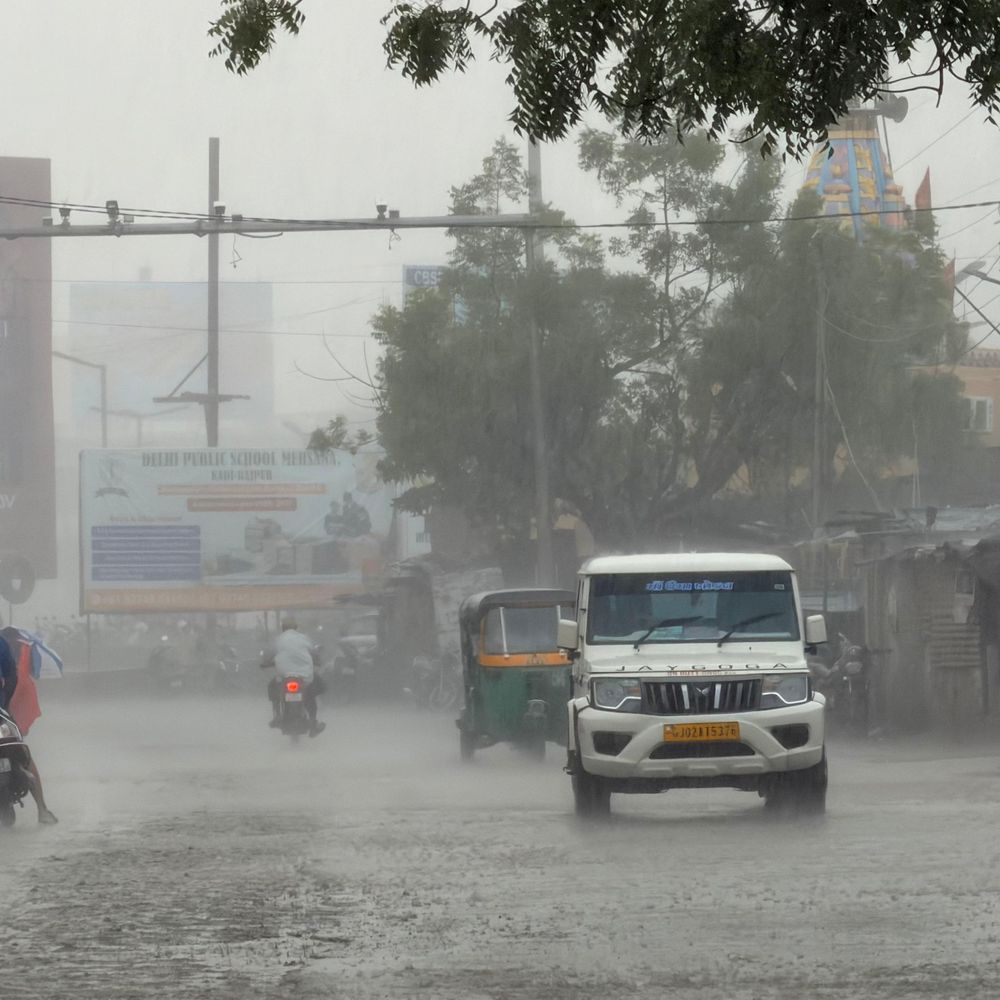 એપ્રિલમાં "ફૂલ' વરસાદ:મહેસાણાથી અરવલ્લી પટ્ટામાં 2 ઇંચ સુધી પડ્યો; મહેસાણા, વિસનગર, ઊંઝા, વડનગર,‎બહુચરાજી, જોટાણામાં જોરદાર ઝાપટાં‎