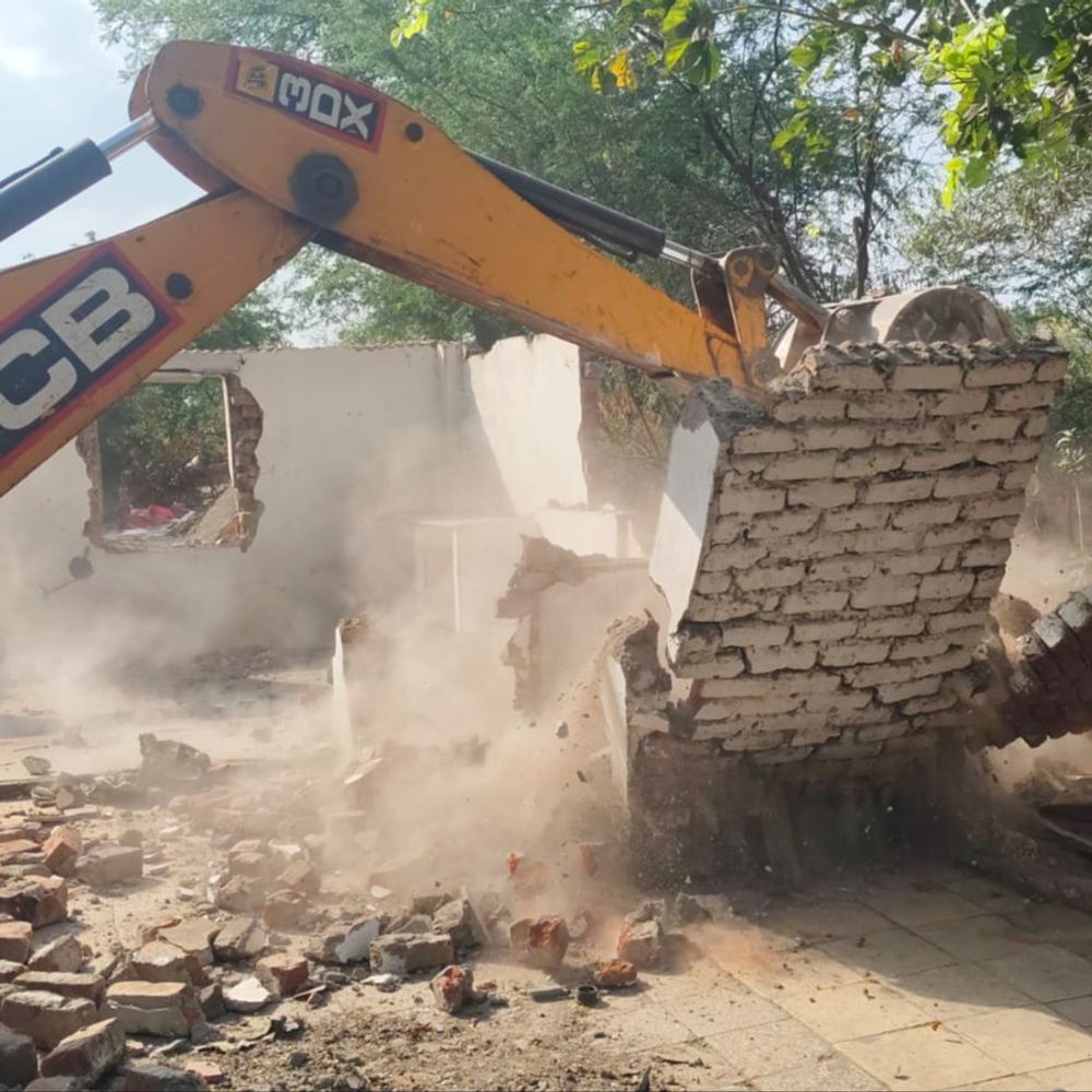 બોરીજમાં મહાનગરપાલિકાનું મેગા ડિમોલિશન:'વેસ્ટ ટુ વેન્ડર પાર્ક'ના માર્ગમાં અવરોધરૂપ 15 ગેરકાયદે દબાણો પર બુલડોઝર ફર્યું, 8 એકર જમીન ખાલી કરાવાઈ