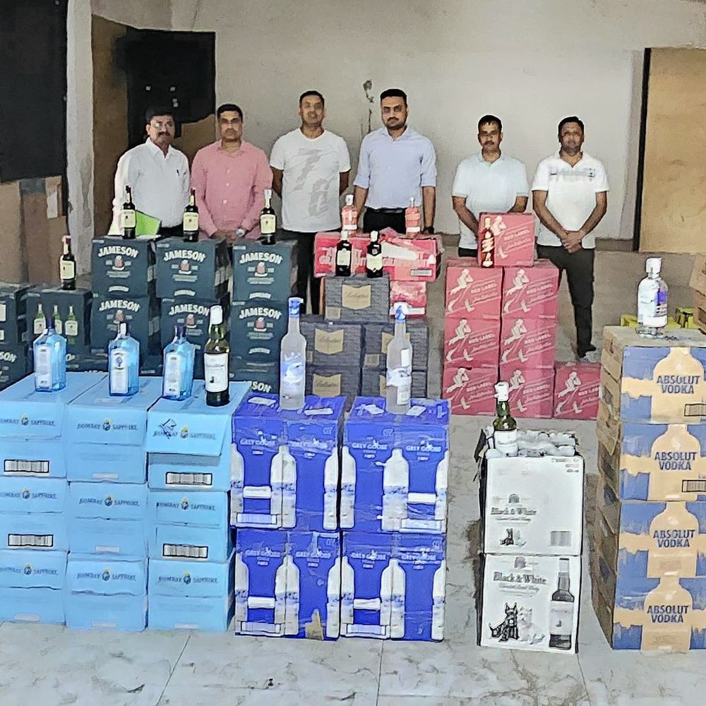 ગાંધીનગર GIDCમાંથી ઇમ્પોર્ટેડ દારૂનું મીની ગોડાઉન ઝડપાયું:એસઓજી પોલીસે 37 લાખની મોંઘીદાટ 972 બોટલો જપ્ત કરી, અમદાવાદના કુબેરનગર વિસ્તાર સાથે ગોડાઉનનું કનેક્શન
