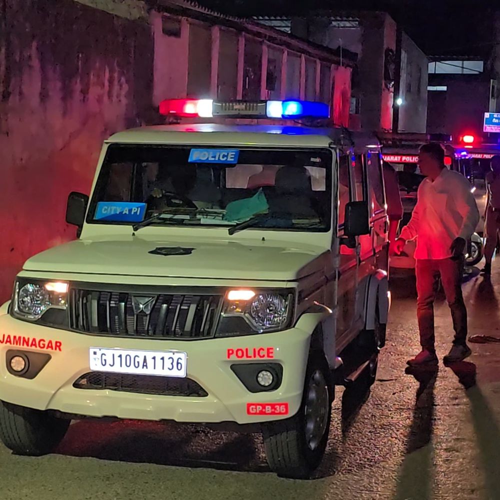 જામનગરમાં ચૂંટણી પૂર્વે પોલીસનું કોમ્બિંગ:સંવેદનશીલ વિસ્તારોમાં કાયદો-વ્યવસ્થા જાળવવા કાર્યવાહી, 12 બાઇક ડિટેઇન