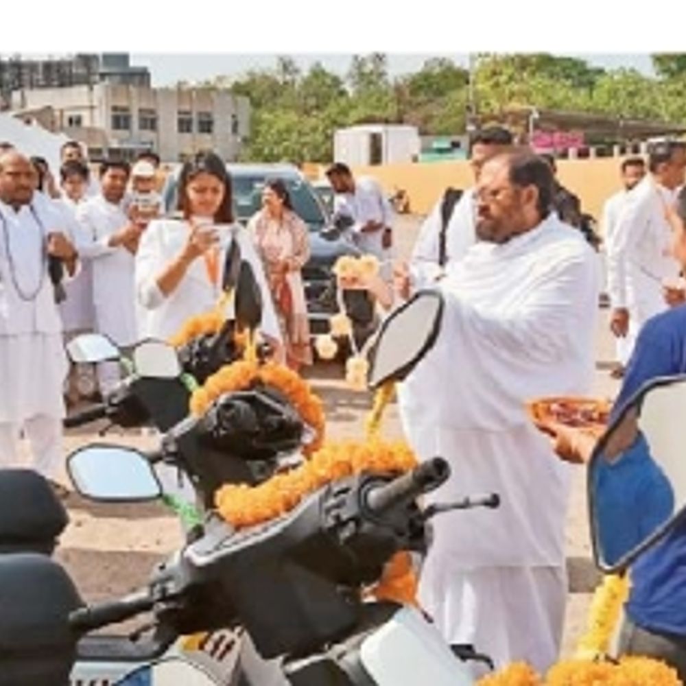 ભાસ્કર વિશેષ‎:સેવાનો ‘ઇલેક્ટ્રિક’ વેગ; રાજકોટમાં બોલબાલા ટ્રસ્ટનો 21 સ્કૂટર સાથે ‘ગ્રીન સેવા’નો ભવ્ય પ્રારંભ